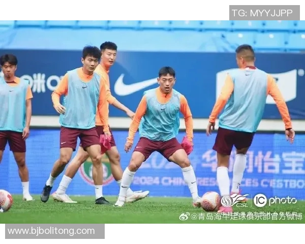 青春与魅力并存的足球场上 她是最耀眼的明星